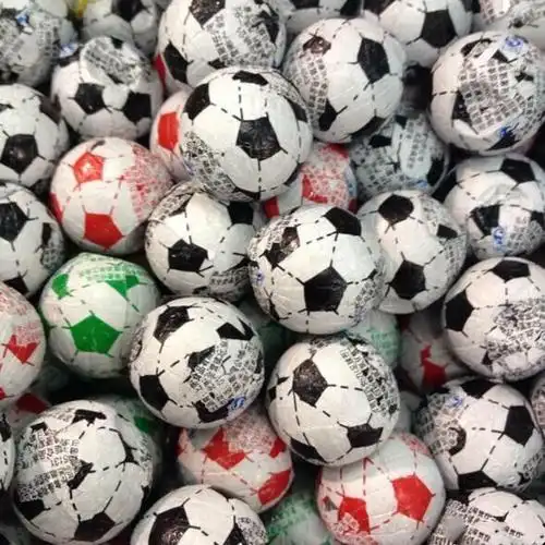 足球巧克力,虽然是代可可脂的东西,但是在童年来说实在是美味啊