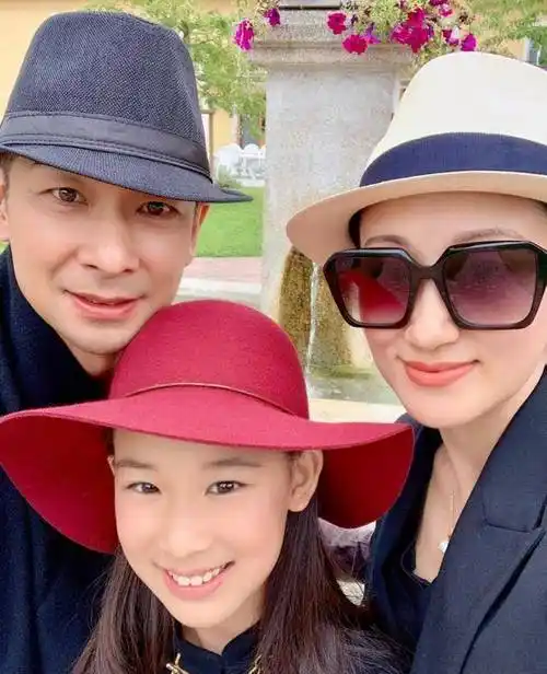 赵文卓真是太幸福了和妻女三人同行穿亲子装颜值都好高