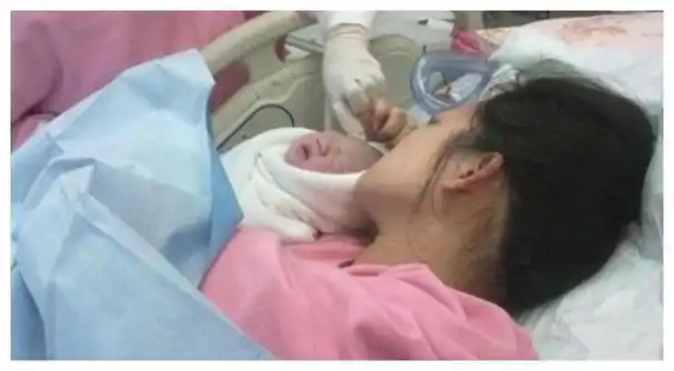 母子连心刚出生宝宝急着向妈妈求抱抱这一幕太暖心了