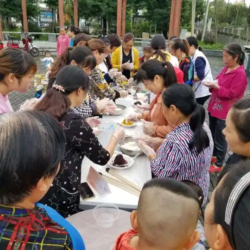 工作人员现场教居民手工制作月饼diy,活动人气高涨.