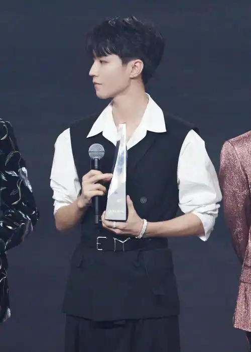 王俊凯同款风衣图片(王俊凯宣传重庆汉堡,黑风衣配帽衫酷帅,新造型