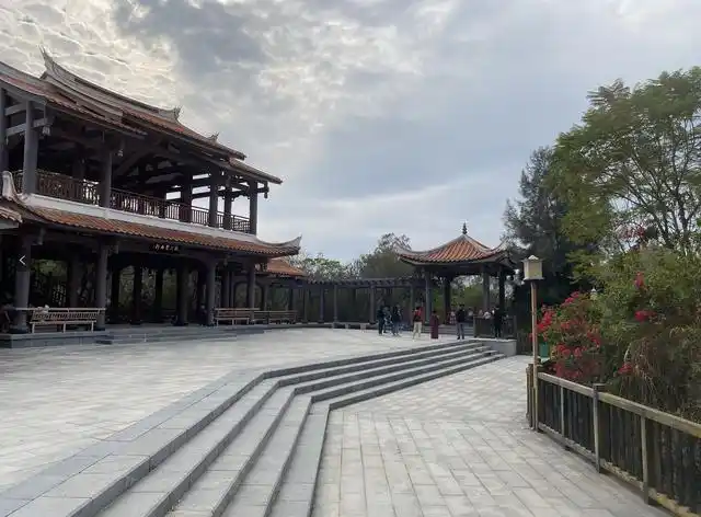 泉州桃花山公园 木质台阶多处翘起