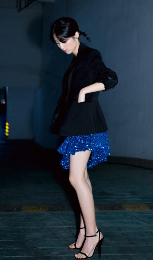 有种"发育过猛"叫张子枫穿吊带,背过身的那刻:确定是18岁?