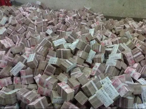 看到好多人拍钱的照片炫富!我立马进仓库拍了一张!