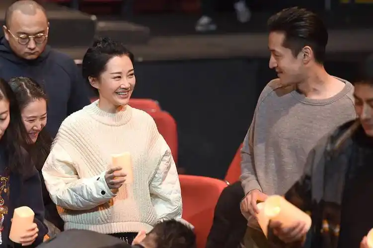 48岁许晴同框胡歌 捂嘴甜笑似少女