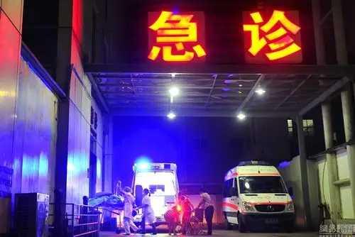 深夜时分,120急救车又接回两名急需抢救的病人,医护人员又再面临一场