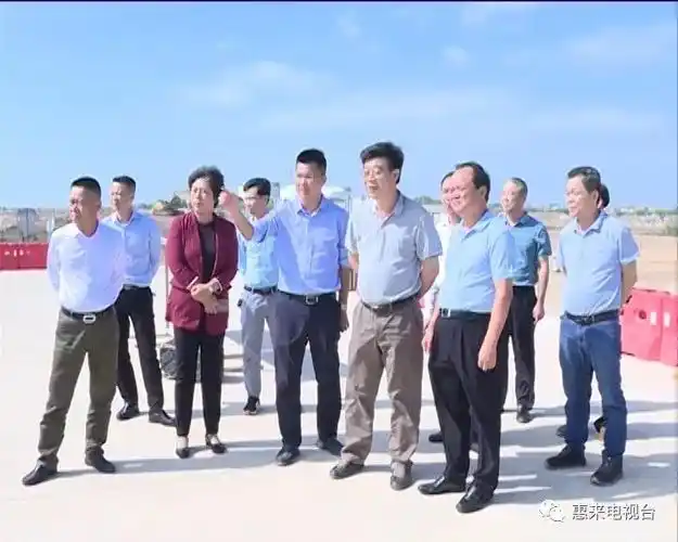 24日上午,由市人大常委会副主任柯群坚带队的调研组到我县开展"一城两