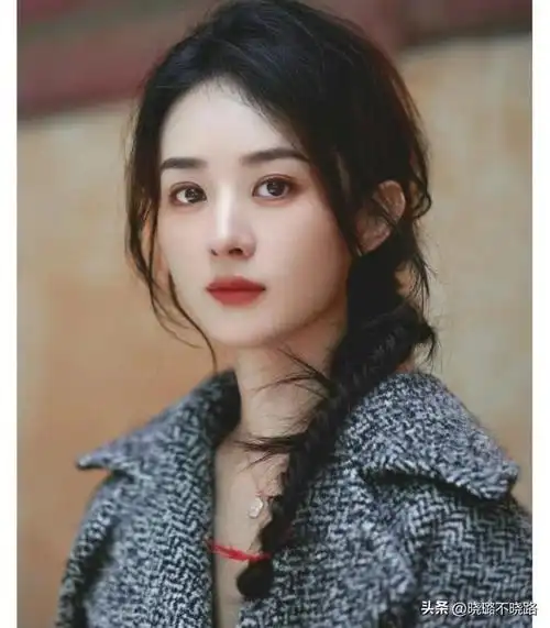 拥有富贵脸的女生,脸部的肉感其实是显年轻的一大优势,所以千万不要画