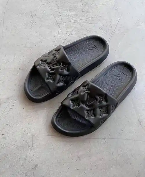 lv monogram黑魂老花拖鞋曝光!_品牌_扩张_鞋底