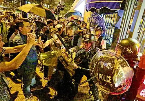 香港千名口罩党包围警署叫嚣放人凌晨被驱散