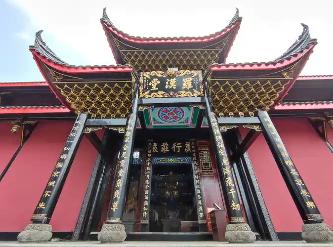 伏虎寺罗汉堂最早修建于清朝,现为1995年峨眉山佛教协会拨款重建.