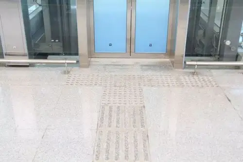 楼梯扶手上的盲文