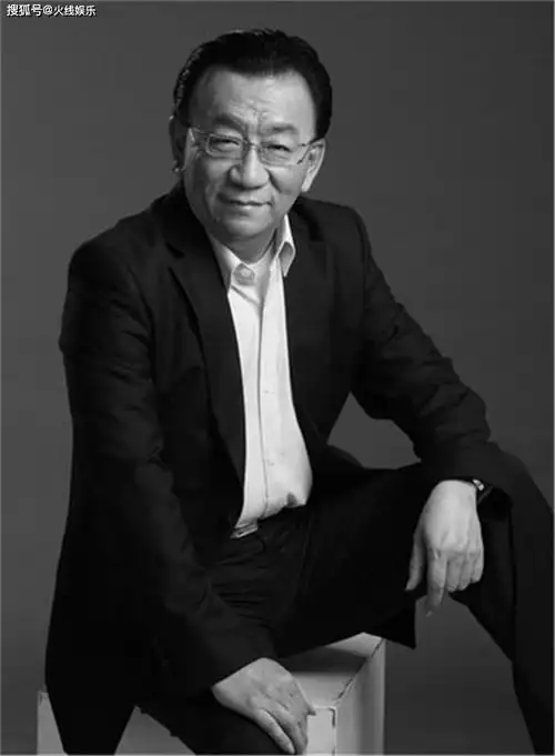 相声演员侯耀华,一身橙红时尚造型气场十足,年轻人都不敢这么穿