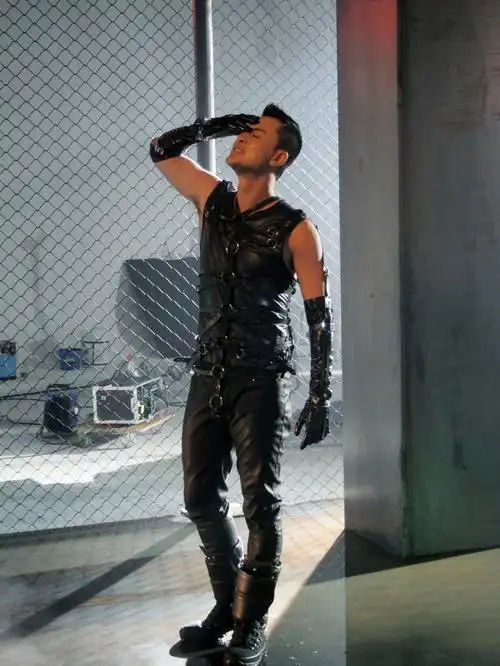 林峰四登红馆开唱拍海报粗豪硬朗秀肌肉图