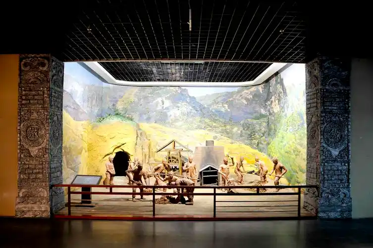 以历史为序,展示了从远古时期到清代的鹤壁历史文明,其中对