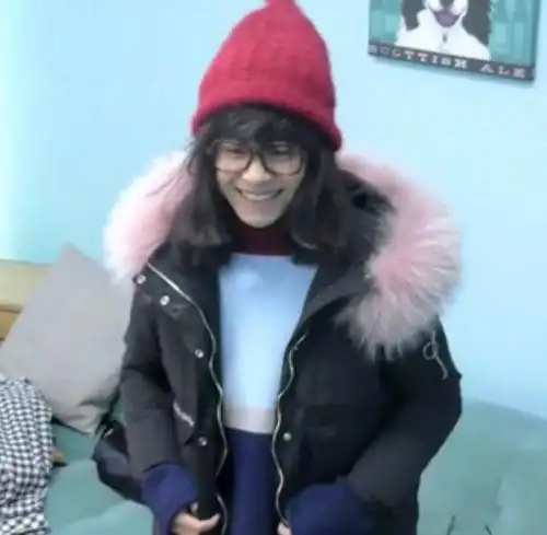 易烊千玺女装扮相曝光 戴黑框眼镜是个软萌妹子 (3)