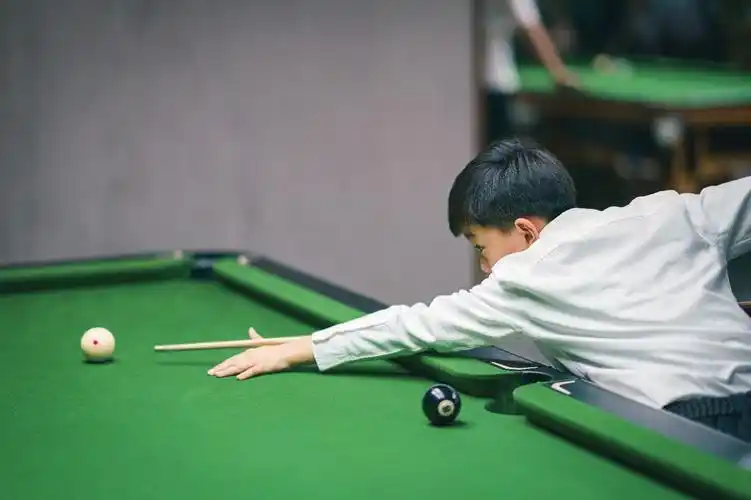 索尼影赛圣诞月# 打台球的小帅哥