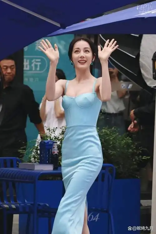热巴深圳活动出席,蓝色长裙脱俗如出水芙蓉,大方自信终于不扭捏