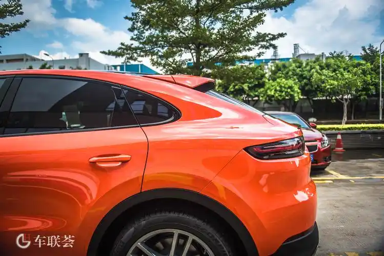 厦门名车风光保时捷cayennecoupé30t熔岩橙