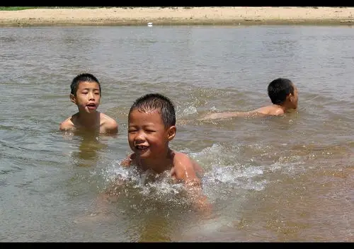 【a590人物印象】--- 戏水少年