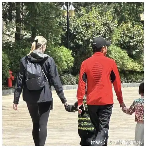 撒贝宁一家四口游上海迪士尼,儿子摔倒后哭泣,夫妻俩轮流安慰|李白