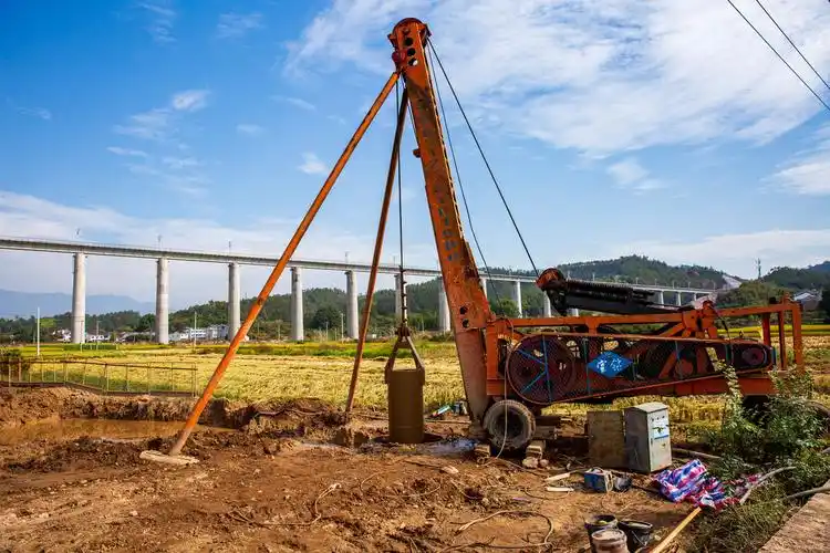 杭温高铁仙居段桥墩打桩施工现场