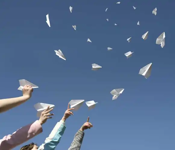 纸质飞机以电子邮件的方式飞行图片id: 134398图片id: 134399纸飞机是