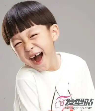 活泼可爱的小男孩很适合剪锅盖头,露耳设计倍增几分清爽,整体发型极具
