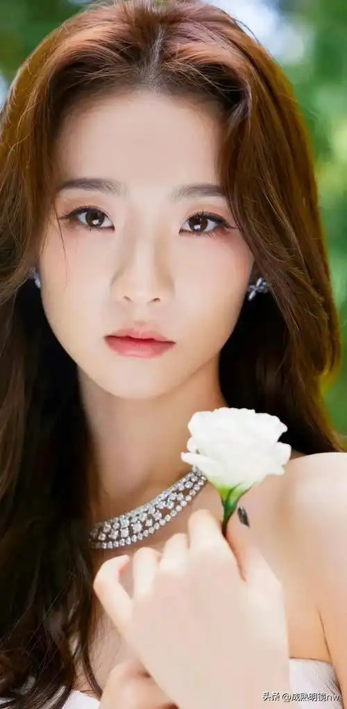 甜美可爱,气质迷人,身姿曼妙的张艺凡,美丽动人的写真照