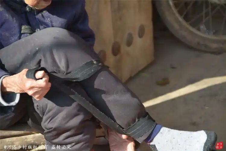 老人怕冷,当日阳光和煦,她解开绑带,把缠过的小脚亮出来晒太阳.