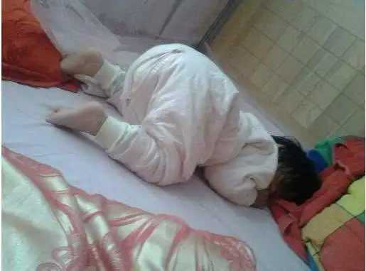 宝宝为什么喜欢"投降式"睡觉?其中的原因父母要知道