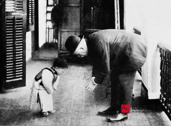 一组有韵味的行礼塑像