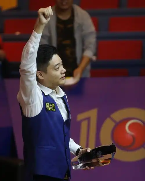 上海斯诺克大师赛10年,中国选手丁俊晖捧起冠军奖杯.