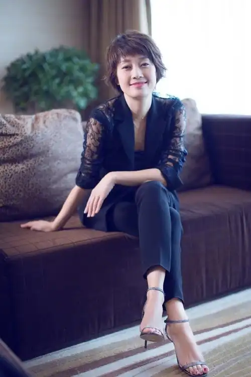 马伊琍短发红唇亮相发布会 穿蕾丝点缀西装知性娇美又干练妩媚