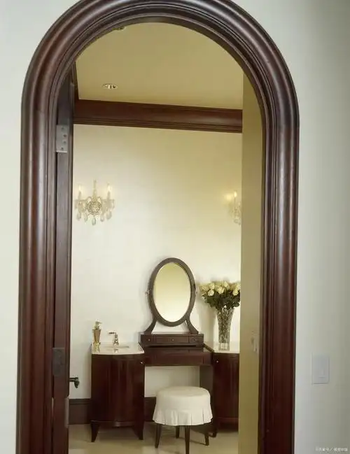 弧形门套是一种具有优美曲线和独特造型的门套,可以为家居增添一份