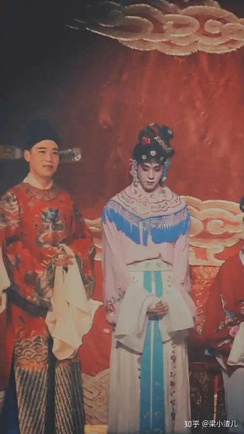 德云社的角儿们穿戏服好看吗西装呢