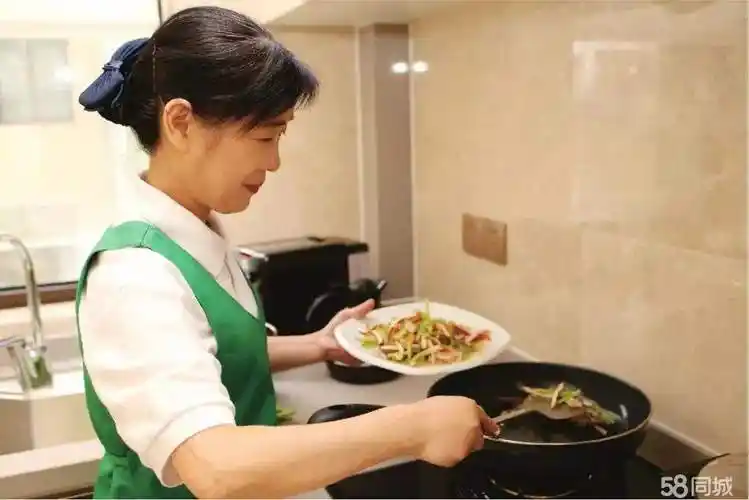 提供专业保姆月嫂育婴师钟点工临时工家庭陪护,老人陪护做饭阿姨接送