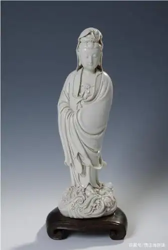 「国家一级文物」德化窑白釉何朝宗款渡海观音立像