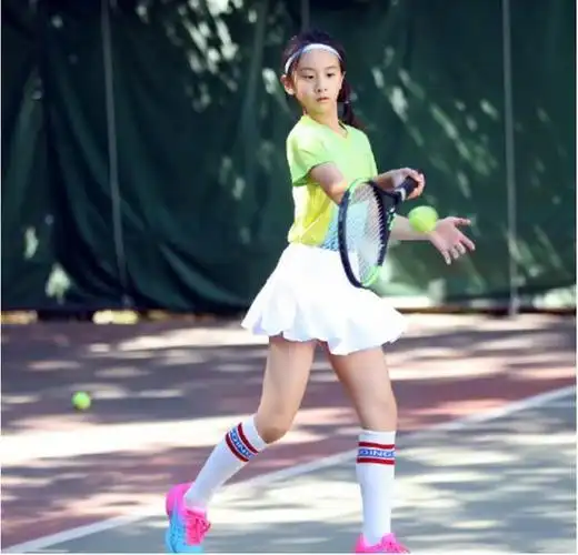 森碟头戴发带,身穿绿色的运动t恤和运动风短裙搭配长腿袜和红色运动鞋