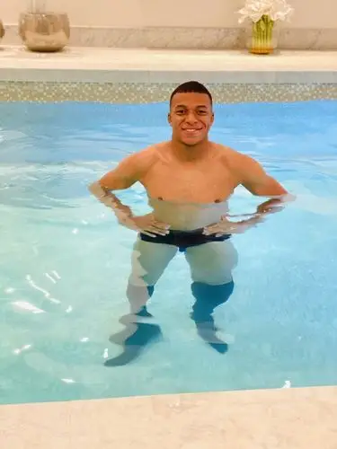 姆巴佩发推晒泳池恢复照微笑面对脚踝伤病