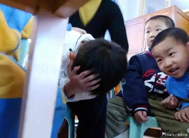 幼儿园小朋友打人怎么教育?3个简单方法,聪明的家长都在用