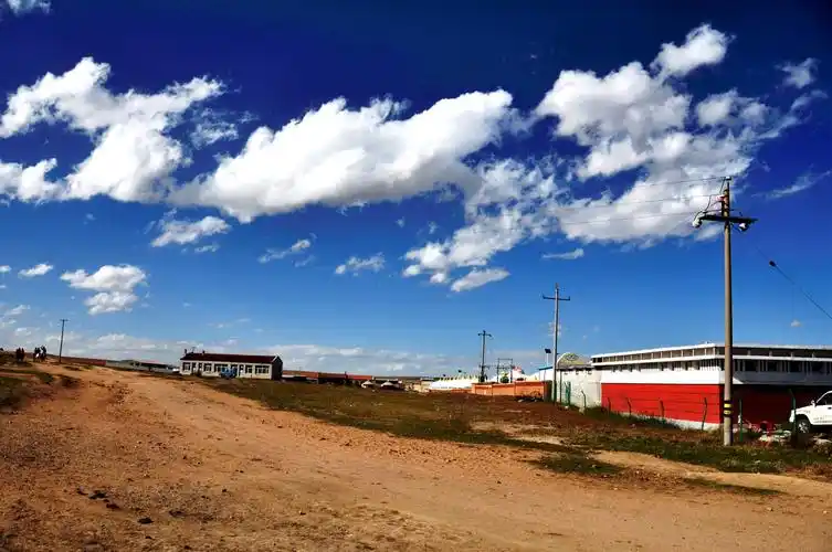 碧蓝的天空雪白的云朵