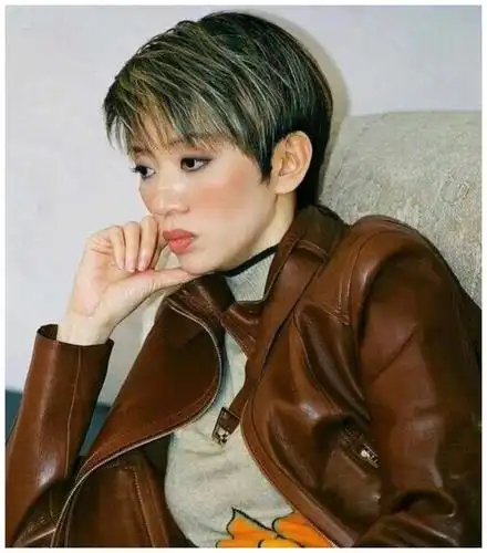 回顾80年代巨星梅艳芳百变穿搭,至今也是可圈可点,致敬经典