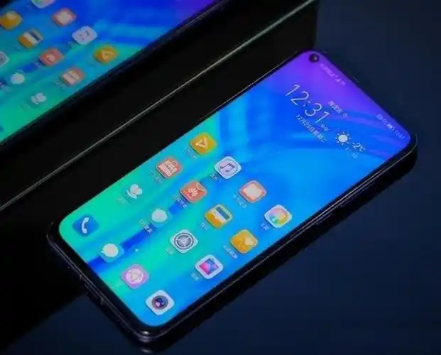 外观方面,荣耀v20正面搭载了一块6.