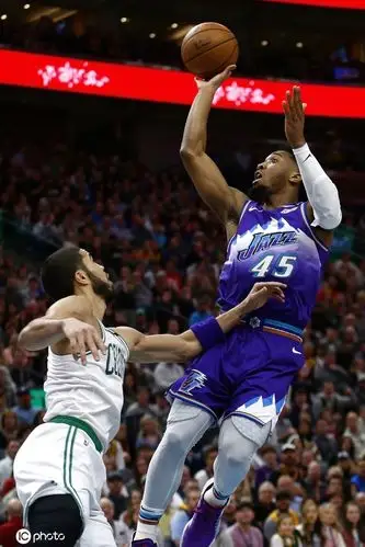 高清图:绿军胜爵士 塔图姆后仰跳投米切尔劈扣