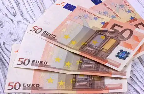 白色的木制背景上五十欧元纸币照片