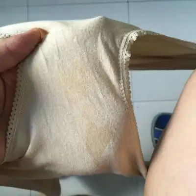 现在四个月,中午的时候,内裤上突然湿湿的,两次,不多,不知道宝妈们有