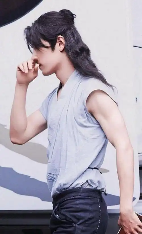 肖战又被黑子质疑,出演《斗罗大陆》时肌肉身材,粉丝:他们酸了|张若昀