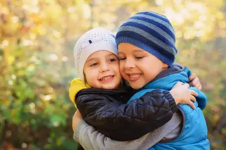 快乐的拥抱孩子图片