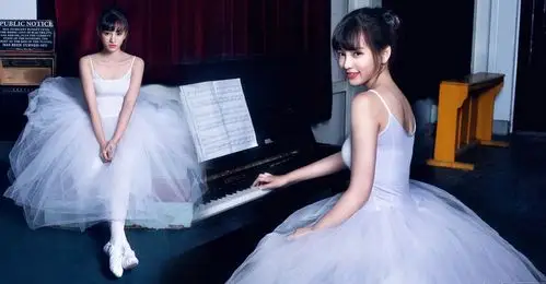 武大校花黄灿灿最新校园美照 樱花女神白色芭蕾裙宛若精灵